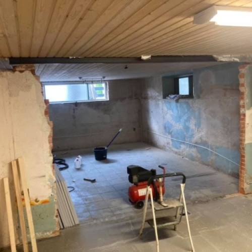 Kælder renovering i Varde med nye vægge og flisegulv udført af murer