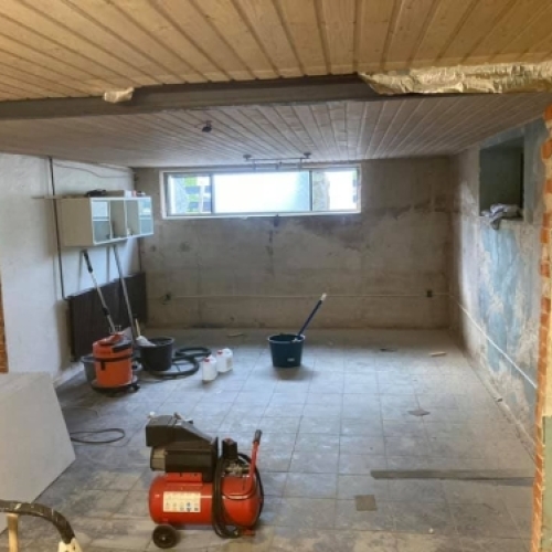 Klargøring af kælder til renovering i Esbjerg med værktøj og materialer