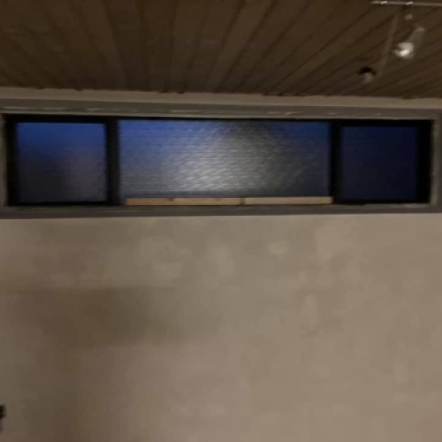 Kældervindue med vandskuret væg i forbindelse med kælderrenovering i Esbjerg