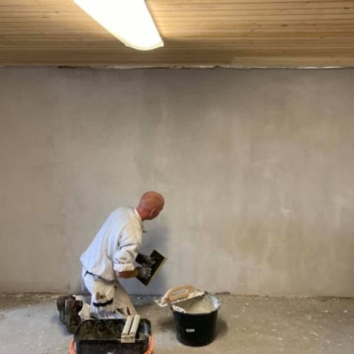 Murer udfører kælderrenovering i Esbjerg med vandskuring af væg