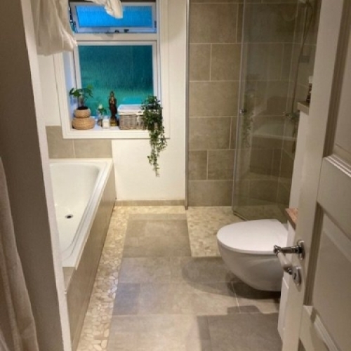 Moderne badeværelse med badekar og bruseniche i Varde