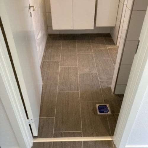 Flisebelægning i badeværelse – grå gulvfliser i Esbjerg