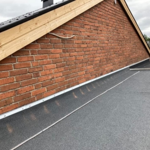 Facaderenovering i Esbjerg med ny murstensvæg under tag