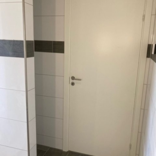 Flisearbejde på badeværelse i Varde udført af erfaren murer