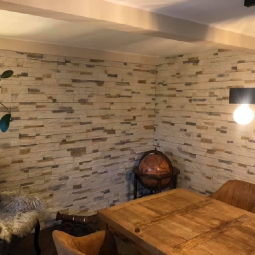 Flisearbejde udført af murer i Esbjerg med naturstensvæg i spisestue