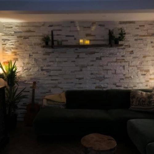 Stemningsfuld flisevæg i stue – opsætning af natursten i Varde