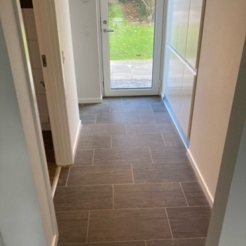 Lægning af mørkegrå gulvfliser i entré – murerarbejde i Esbjerg