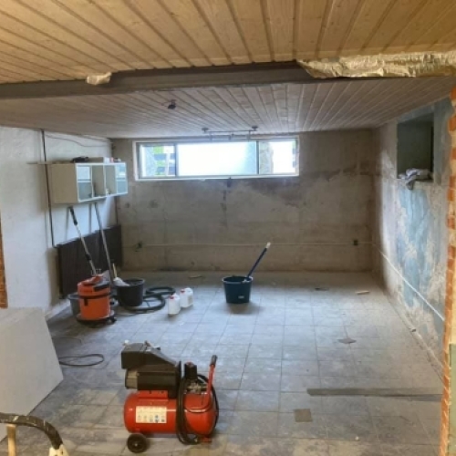 Klargøring af kælder til renovering i Esbjerg med værktøj og materialer