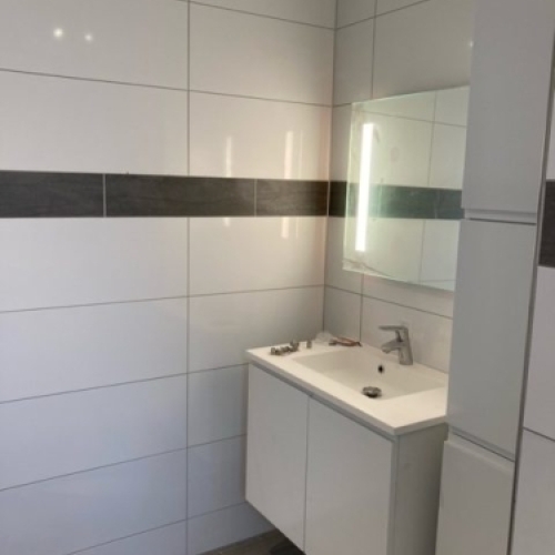 Flisearbejde i moderne badeværelse udført af murer i Varde