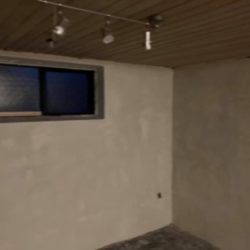 Pudset væg og vinduesparti i kælder renoveret af murer i Varde