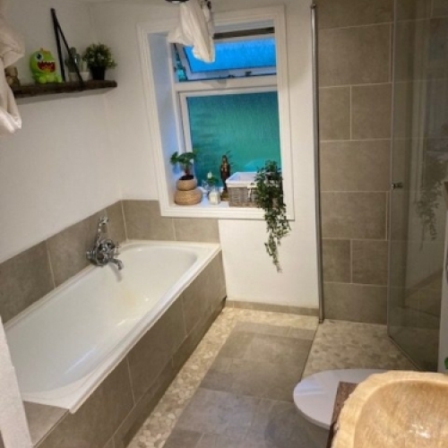 Badeværelse med fliser og badekar i Varde