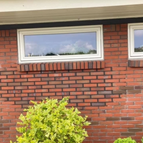 Omfugning af murstensvæg ved vindue i Varde