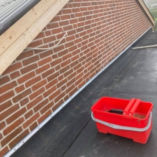 Omfugning af murstensfacade i Esbjerg under tagrenovering