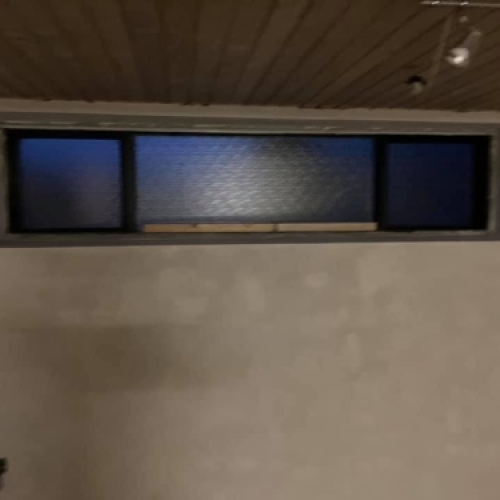 Kældervindue med vandskuret væg i forbindelse med kælderrenovering i Esbjerg