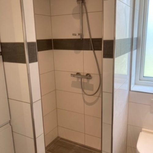 Flot nyrenoveret bruseniche med store fliser i Varde