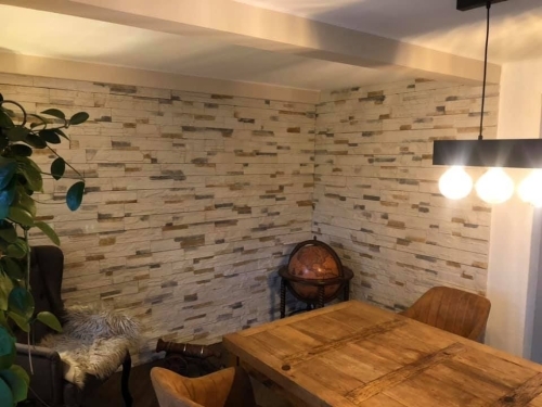 Flisearbejde udført af murer i Esbjerg med naturstensvæg i spisestue