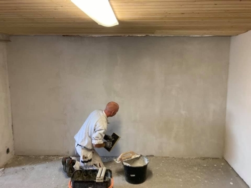 Murer udfører kælderrenovering i Esbjerg med vandskuring af væg